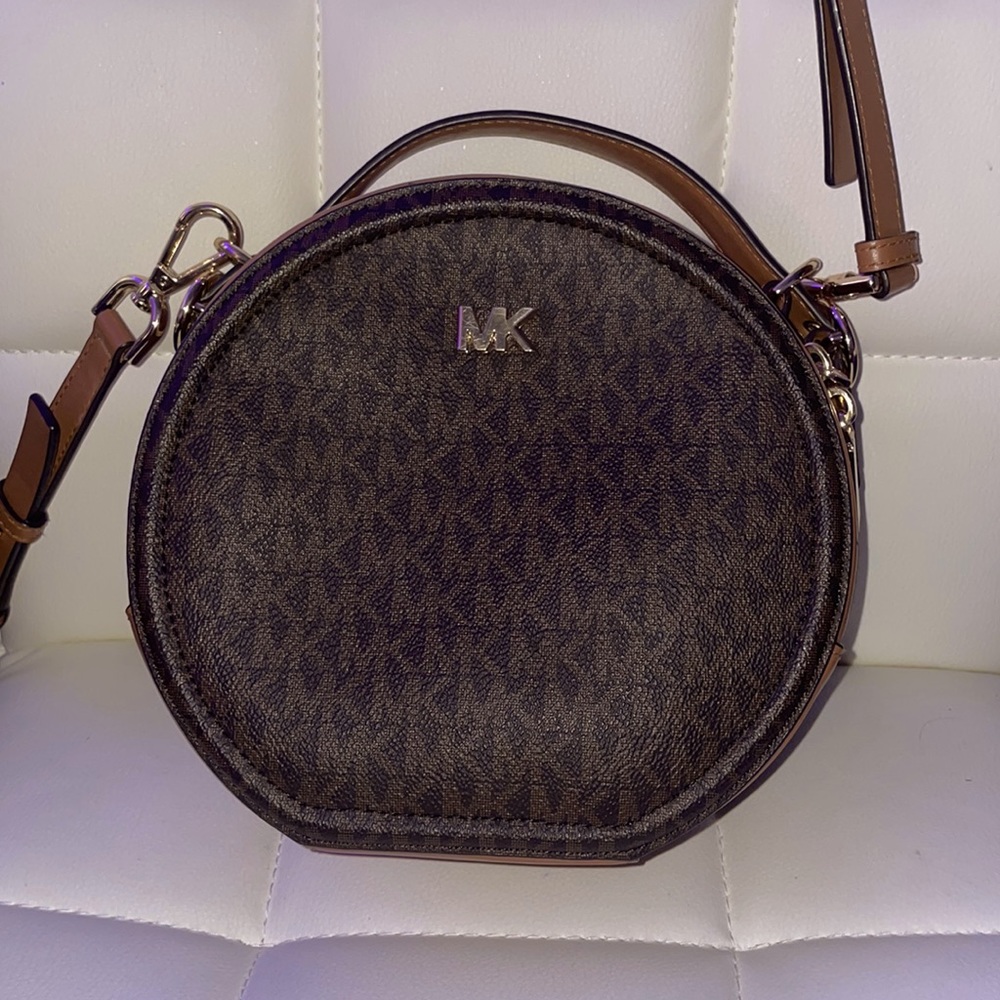 A rounded small Michael Kors purse !